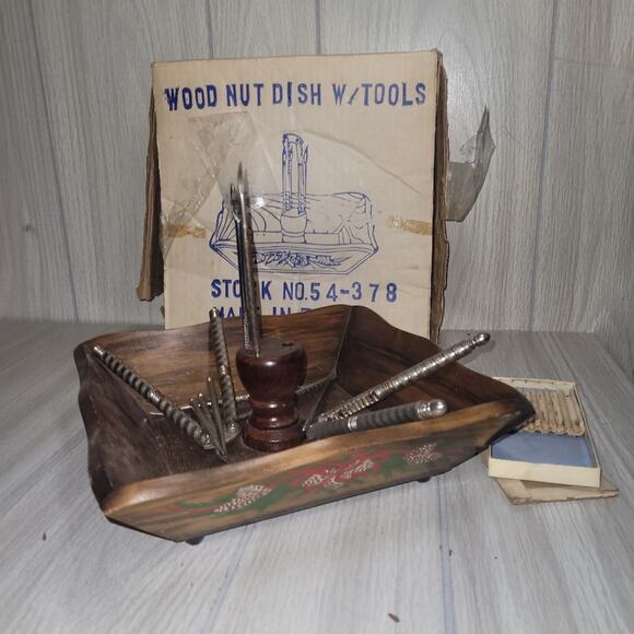 Vtg Hand Painted Wood Nut Bowl Shell Cracking Tools Holiday Design Christmas - Picture 3 of 10
